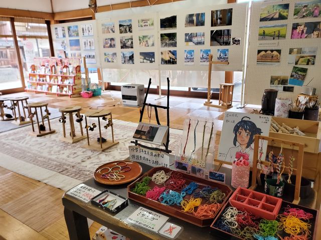 「君の名は。」のパネルがあります_飛騨古川さくら物産館