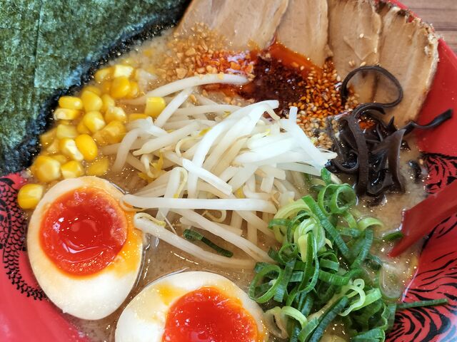 全部乗せ1350円
スープが完全にぬるいく味も薄い
乗ってる具材全て冷たい
終わってます。_ずんどう屋