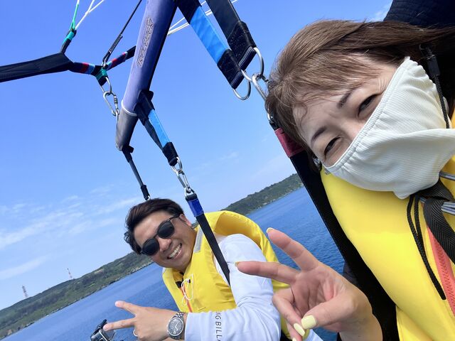 上空にて夫婦で_宮古島パラセーリング all good marine 385