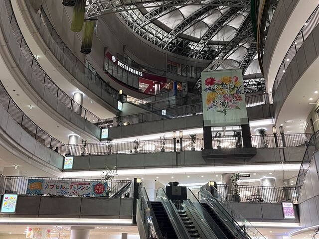 1階から見上げるとこんな感じ。
構造が面白い。_Pacela(パセーラ)