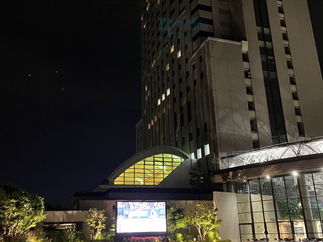 庭園あり、大画面でカープ戦やってました。夜23時まで解放されています。_Pacela(パセーラ)