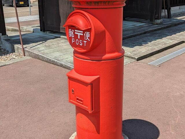 建物の前には、円筒型の赤いポストがありました。_一筆啓上 日本一短い手紙の館