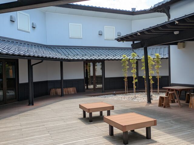 中庭は「ふみの庭」という休憩スペースになっていました。_一筆啓上 日本一短い手紙の館