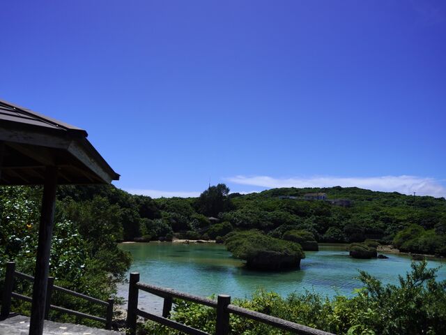 橋を渡って東側に行くとあずまやがあってエメラルドグリーンの庭園のような海がいいです_イムギャーマリンガーデン