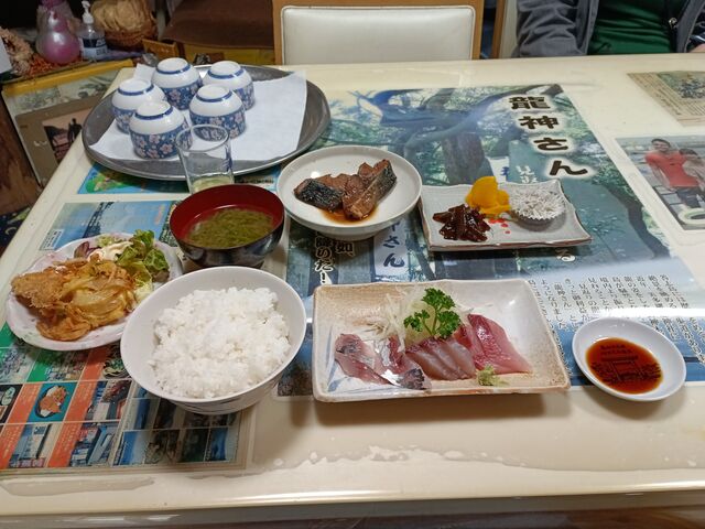 ボリュームたっぷりの刺身定食_ロンク食堂