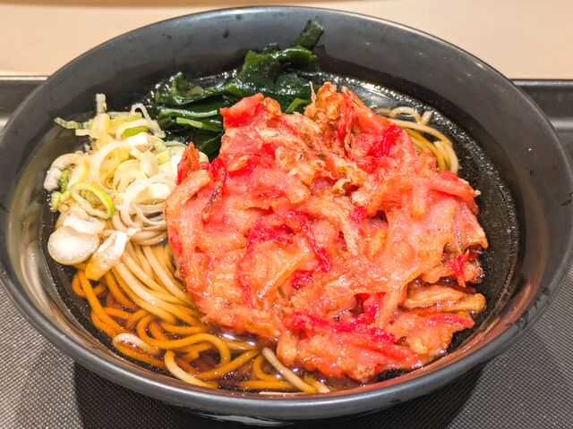 富士そば名物紅生姜天そば。_名代・富士そば・上野店