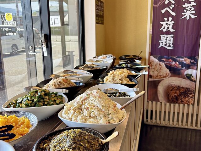 惣菜コーナー15種類_とんかつ きんのつる 大野城店