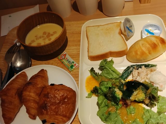 パンもあります_ベッセルイン浅草 つくばエクスプレス