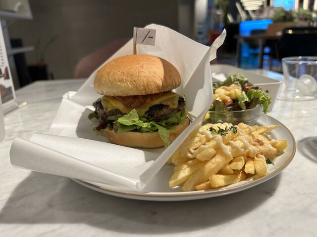 川崎スパイスバーガー_スラッシュカフェアンドバー 川崎(slash cafe & bar 川崎)