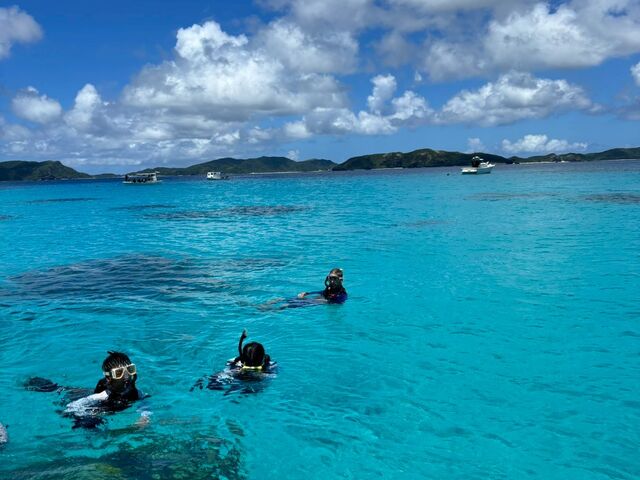 サンゴ岩礁がそれぞれ個性的で、集まる魚群が岩礁により異なっている。10種類以上の魚群もいた。_マリンハウス我喜屋商店