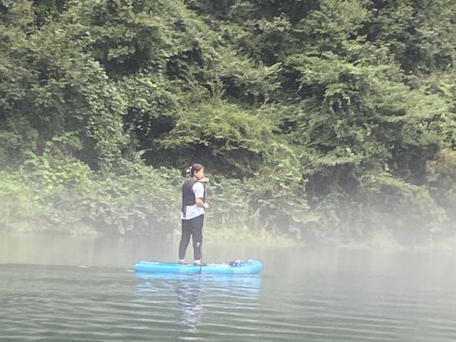 雨の後は靄って幻想的です_四万湖SUP ブルーストロール