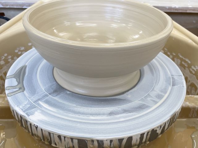 土1キロ+(1,500円)丼作成。
自分の手が思う様に動かない…あれっ?www
でも立派に完成_アテネ陶芸教室