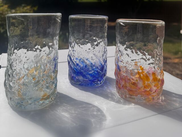 あまりにも色が綺麗だったので、自然な光の中で写真を撮りたくなりました。_耐熱琉球ガラス工房燈人-TOMOSHIBITO-