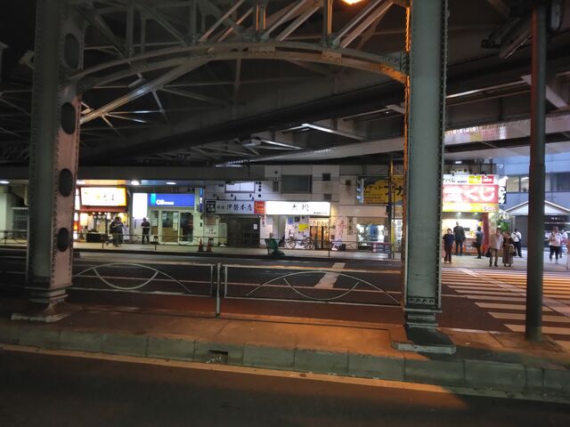 神田駅の交差点に面しています。_立ち喰い寿司 大松 神田駅前店