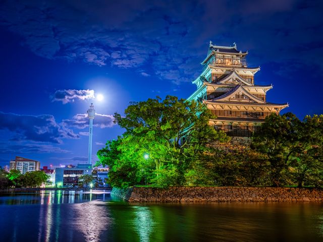 夜は天守がライトアップされます_広島城