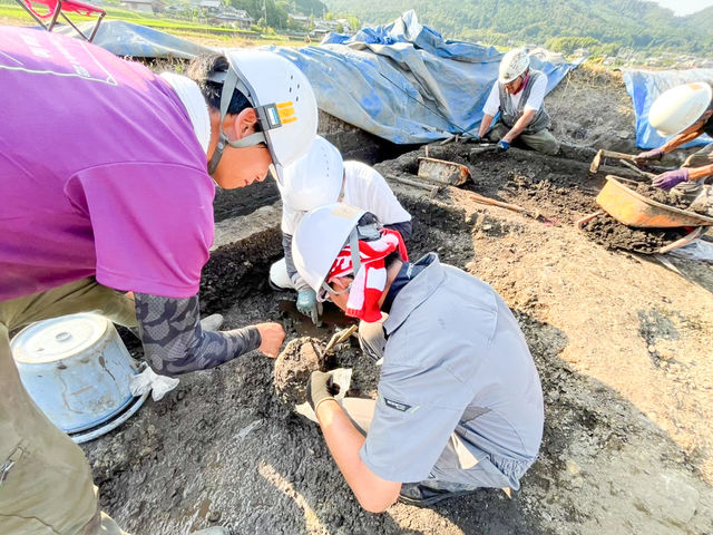 専門スタッフの指導のもと、奈良時代の瓦などを実際に掘り出す発掘体験。親子で一緒に学びながら、歴史のロマンにふれられる貴重な機会です。_恭仁宮跡