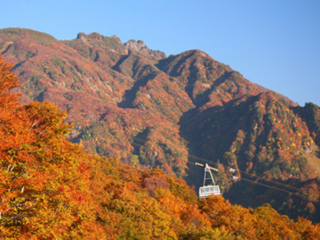 紅葉に包まれる八海山_六日町八海山スキー場