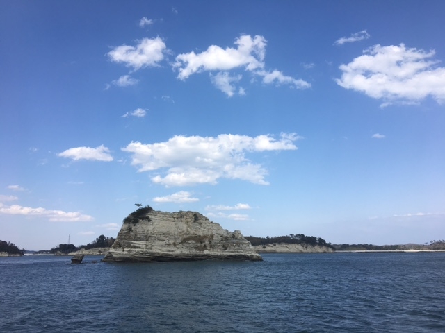 そびえ立つ「陰田島」_松島島巡り観光船