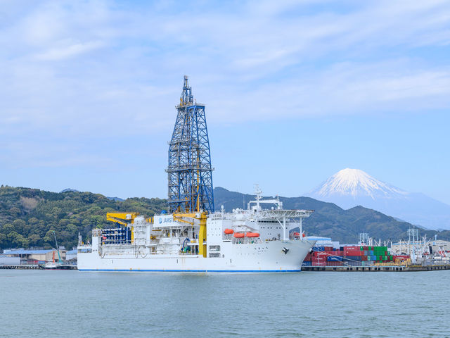 富士山と地球深部探査船ちきゅう。ここでしか見られないレアな景色をぜひ。_富士山清水みなとクルーズ