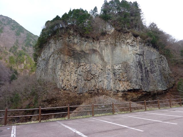 日本一の溶岩流「巖立」と滝めぐりコース