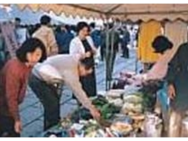 近郊で裁培された野菜は人気商品の一つ_青空のみの市