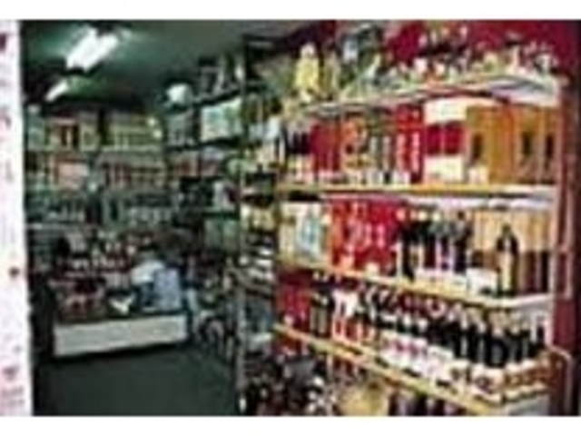 店内は小ぢんまりとしているが商品は充実_田中商店