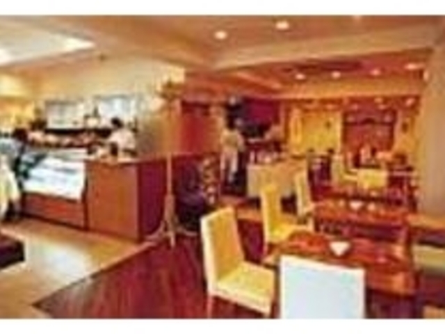 清潔な店内のショーケースにはケーキが一杯_フリュティエ コム シノワ