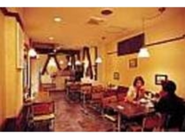 白を基調とした落ち着いた雰囲気の店内_ピッコロと西洋軒