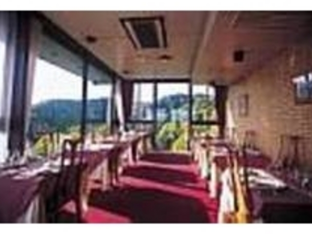 落ち着いた内装に囲まれてワインをどうぞ_TOUR D'OR