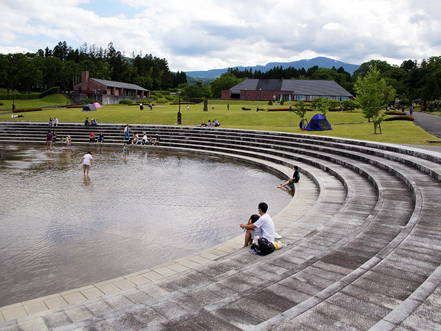 じゃぷちゃぷ池から水と緑の広場を望む_四季の里