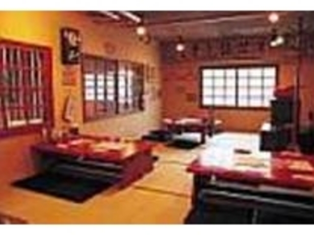 お茶の間風のロフト席。奥には丸い卓袱台が_田舎のごちそう物語り はいから亭