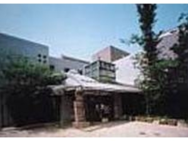 コンクリート打ちっ放しのモダンな外観_媛彦温泉