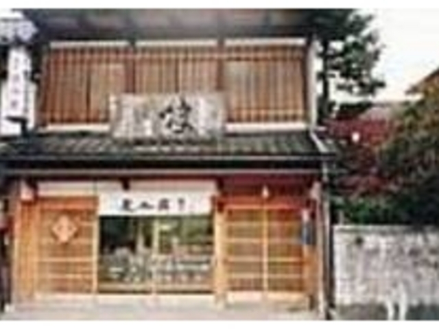 風情ある街並みに自然に溶け込んだ店舗_菓匠高木屋