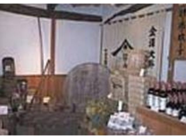 館内には当時の道具と現在の商品が並ぶ_ヤマト・ひしほ蔵