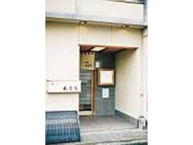 金沢の繁華街に位置する、落ち着いた店構え_かむら