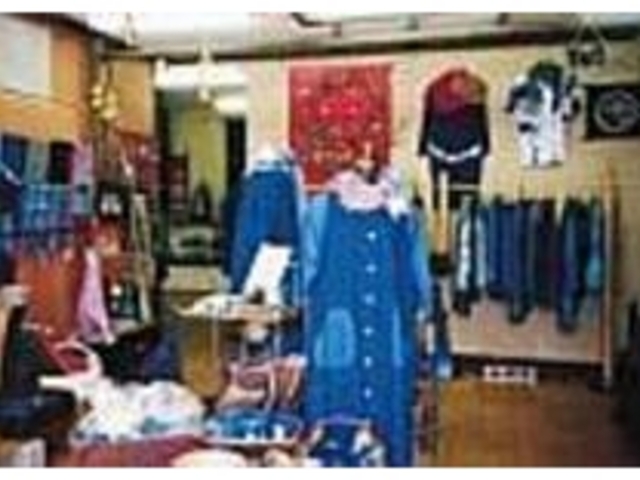 染め物の柔らかな色合いが優しい店内_加賀藍染工房かなざわ紺屋