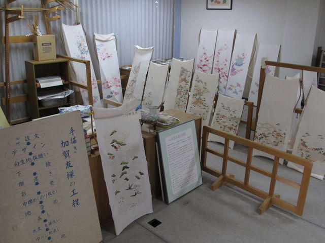 作業室で記念撮影も_加賀友禅 長町友禅館