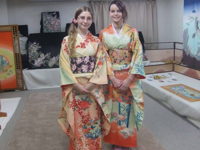 着装体験は外国の方にも好評です_加賀友禅 長町友禅館