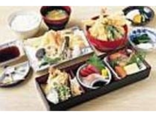 鰹節でダシをとった濃い目の天つゆで食べる_御食事処 菊屋