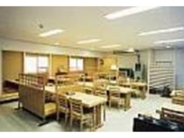 白木が印象的な店内は和風でゆったり_御食事処 菊屋