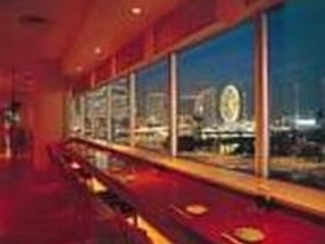 夜景を見ながらゆったりできるカウンター席_DINING&BAR BAYSIDE
