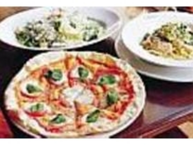 ピザマルゲリータ、シーザースサラダほか_カフェ ラ ボエム 港北