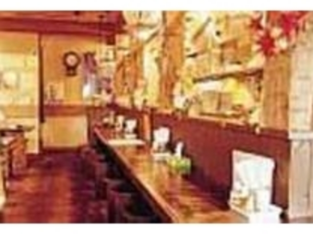 レトロ感漂う店内。開店と同時に人で埋まる_くじら軒