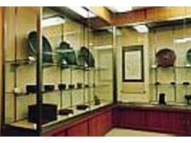 仏具、茶道具、手ぐり盆等が展示されている_鎌倉彫資料館