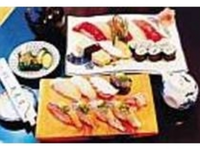 『地魚寿司』手前と『ヤングボリューム』_味の名優 玉寿司