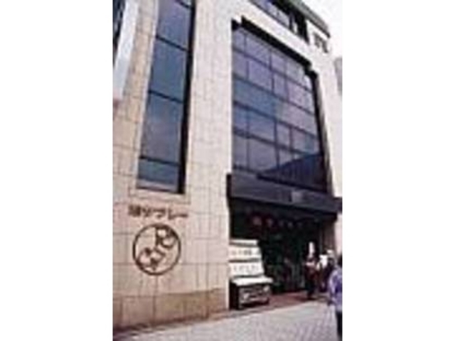 東口の駅前ロータリーに面して建つ_扉(2階パーラー)