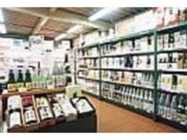 隅から隅まで所狭しと地酒ボトルが並ぶ店内_酒蔵