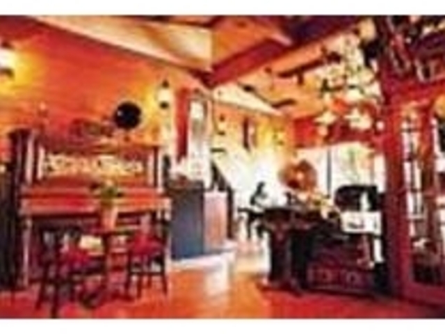 店内に飾られているアンティークの数々_自家焙煎珈琲 緑の館