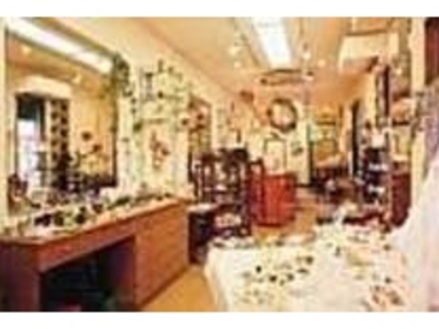ユニークなガラス細工に囲まれた店内_春日堂
