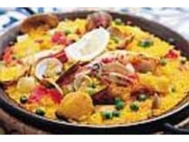 たくさんの魚介類が豪勢にのったパエジャ_ボデゴン